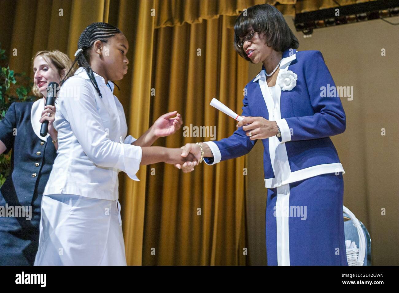 Miami Florida, Poinciana Park Grundschule, 5. Klasse Graduierung Übung Veranstaltung Zeremonie, Student schwarz afrikanisch haitianischen Immigranten Mädchen te Stockfoto