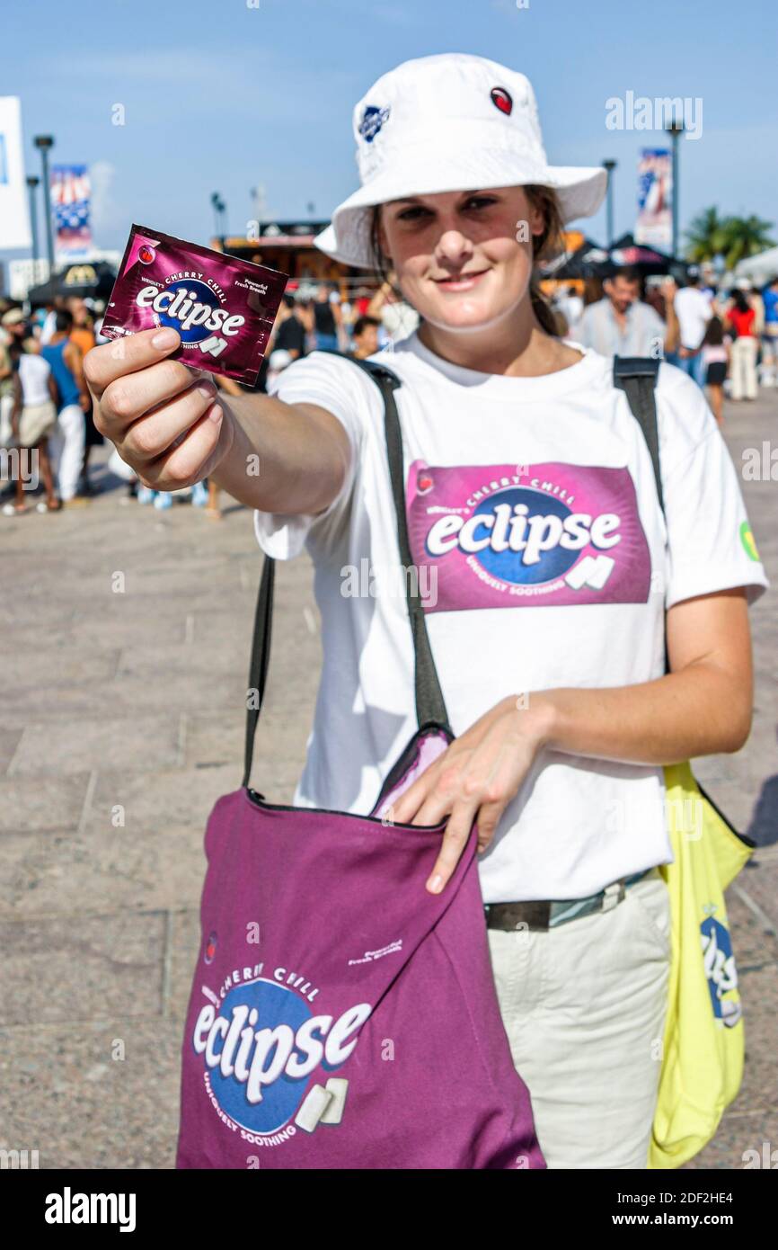 Miami Florida, Bayfront Park 4. Juli-Veranstaltung kostenlose Muster Produkt Frau Frauen Angebote Eclipse Gum, Stockfoto