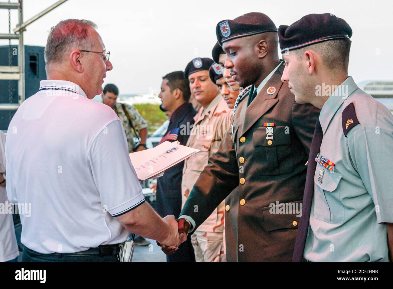 Miami Beach Florida, Ocean Drive, Lummus Park, 4. Juli Feier Staatsbürgerschaftszeremonie Einbürgerung Vereidigung, Militärpersonal Soldaten Asiaten Stockfoto