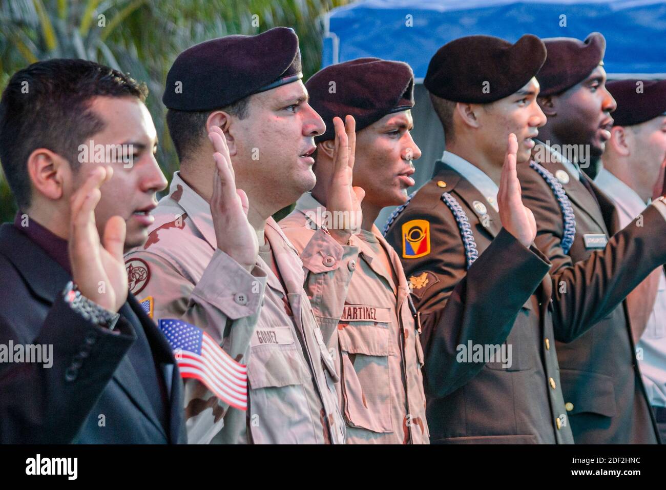 Miami Beach Florida, Ocean Drive, Lummus Park, 4. Juli Feier Staatsbürgerschaftszeremonie Einbürgerung Vereidigung, Militärpersonal Soldaten Asiaten Stockfoto