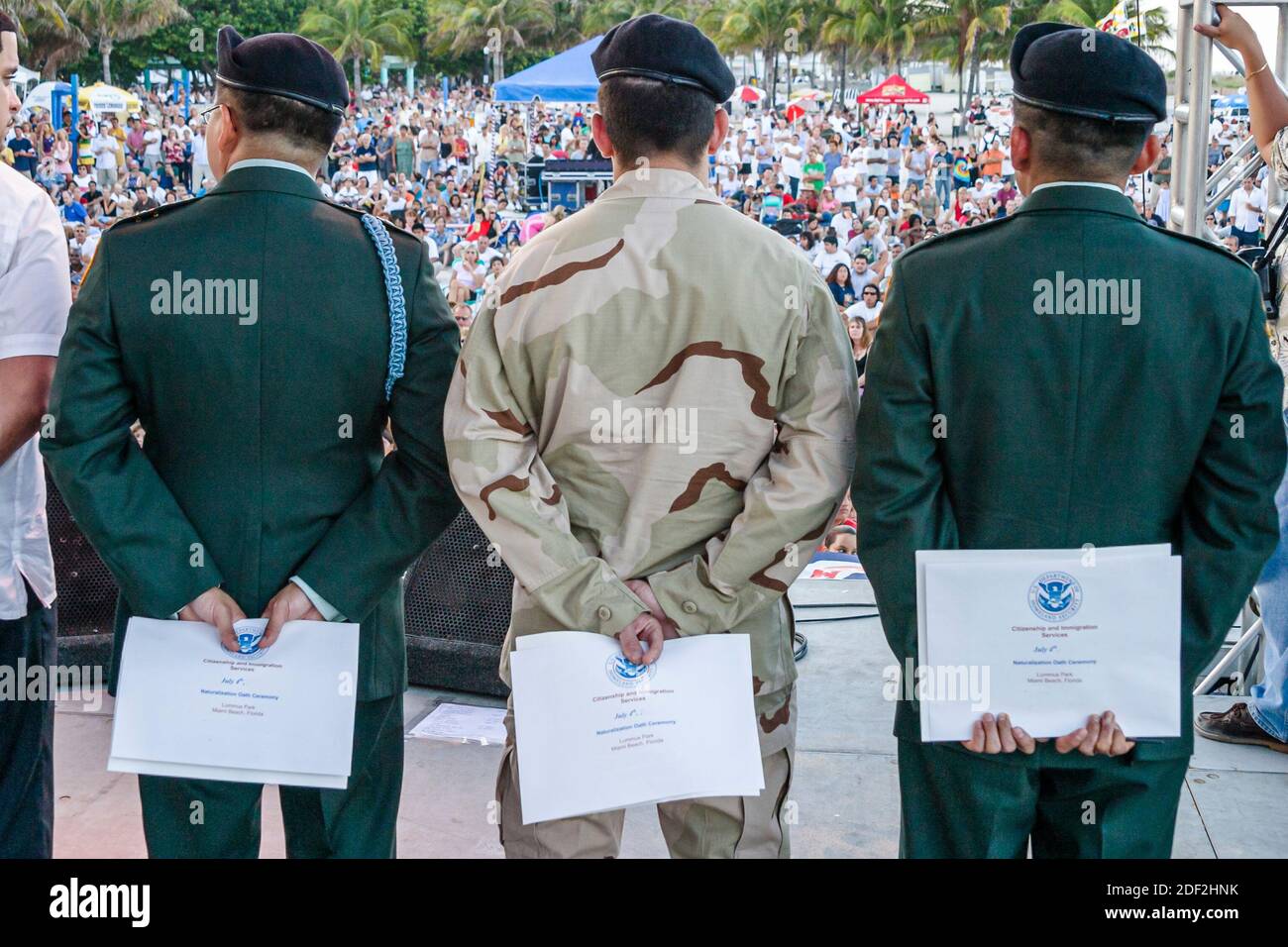 Miami Beach Florida, Ocean Drive, Lummus Park, 4. Juli Feier Staatsbürgerschaftszeremonie Einbürgerung Vereidigung, Militärangehörige Soldaten holdin Stockfoto