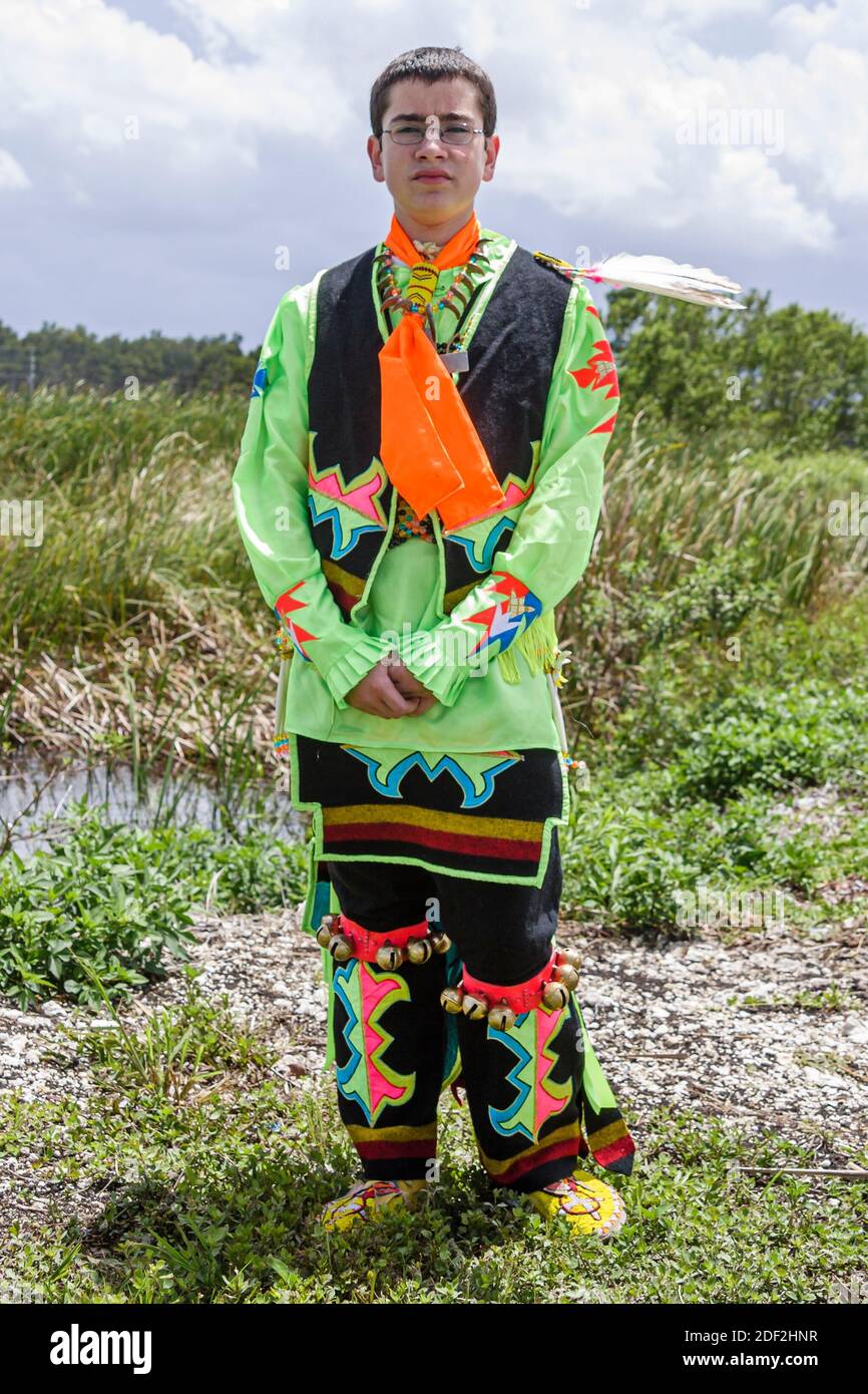 Florida Everglades Lumbee Tribe Mitglied Teenager Teenager Teenager Teenager Jugendliche, indianische Ureinwohner Völker tragen tanzende Insignien, Stockfoto