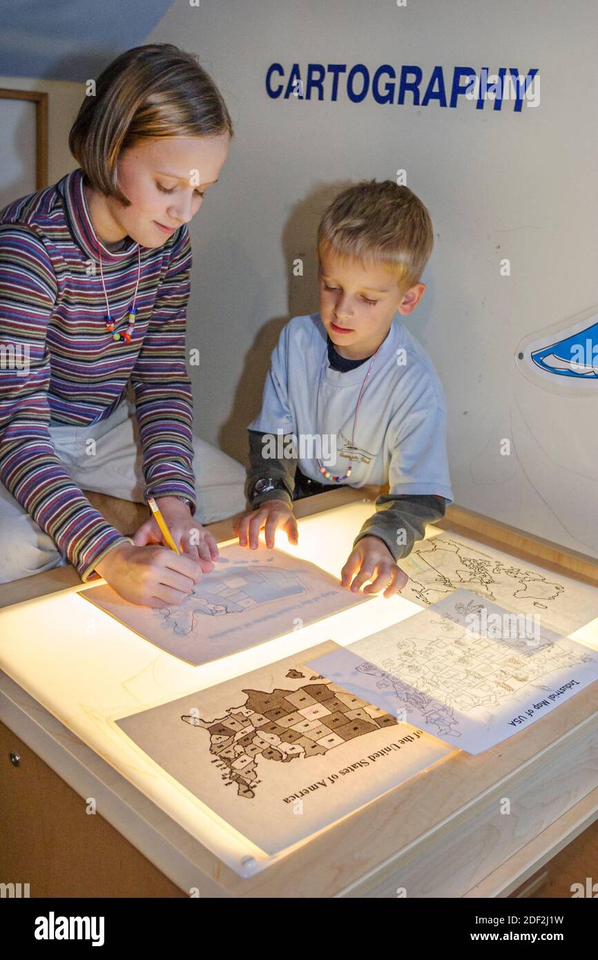 Alabama Florence Children's Museum of the Shoals, Hands-on-Exponate Kartographie Kartenerstellung, Teenager Teenager Mädchen Freiwillige Shows zeigen Jungen, wie t Stockfoto