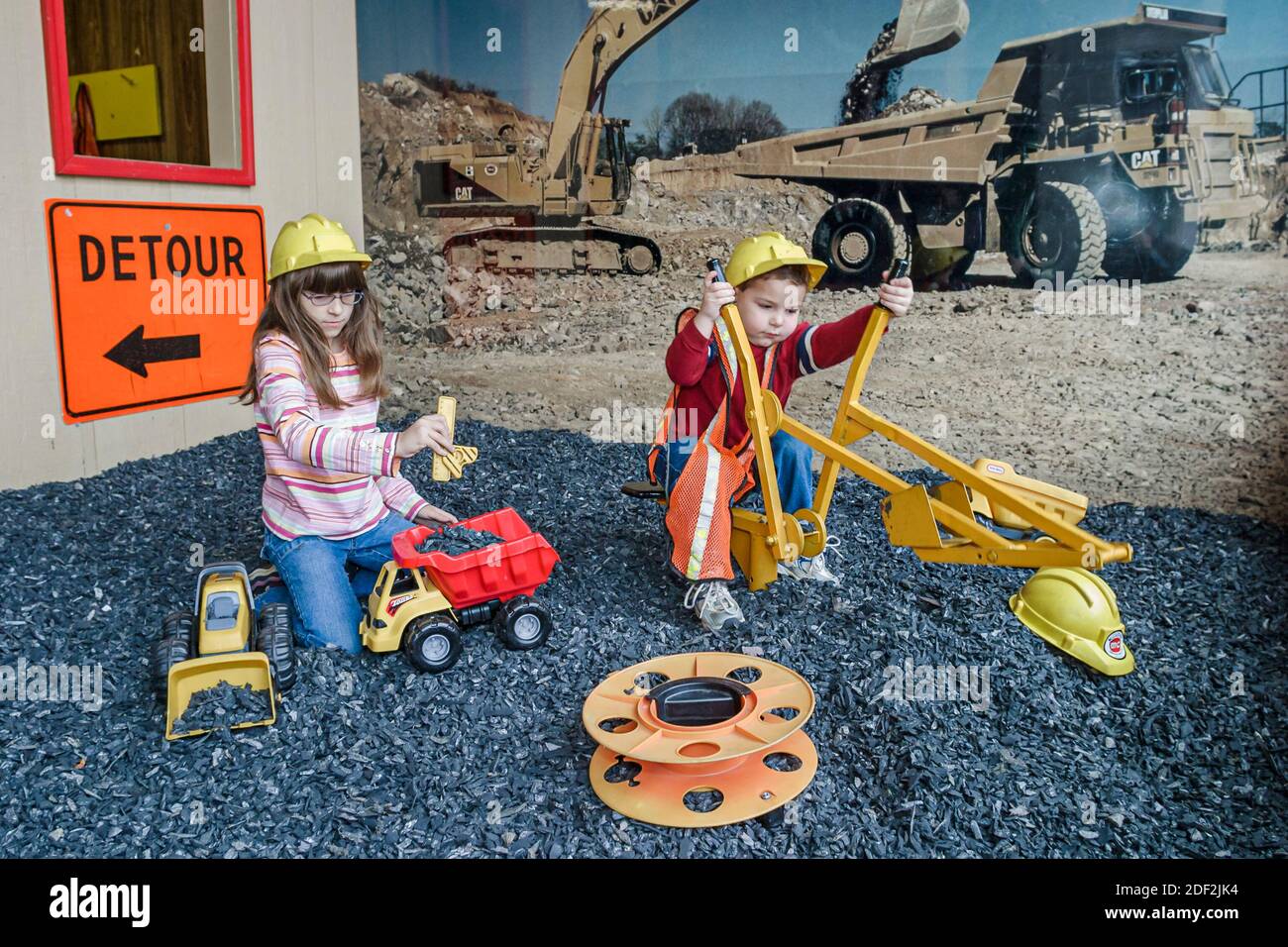 Alabama Gadsden Imagination Place, interaktives Hands-on-Museum für Kinder, Bergbaujunge Mädchen, die vorgeben, spielen zu spielen, Stockfoto