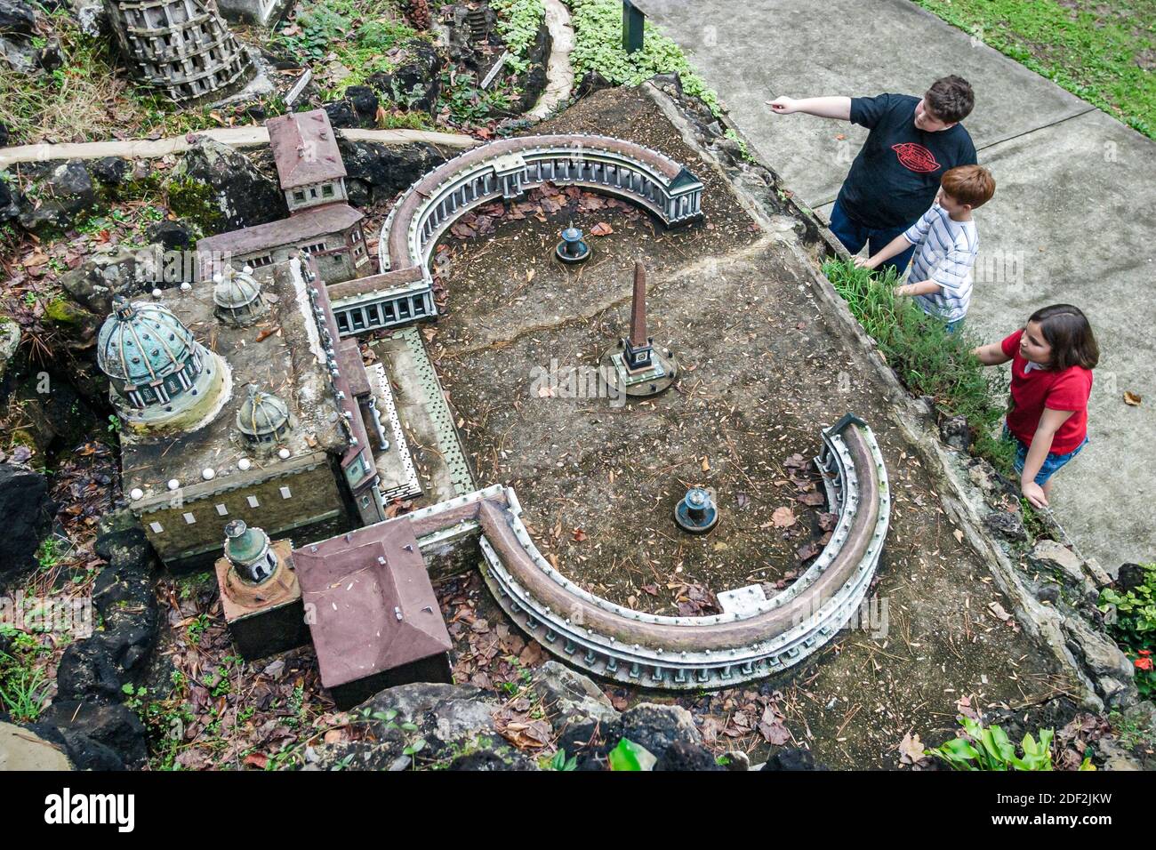 Alabama Cullman Ave Maria Grotto, Miniatur Repliken biblischen Strukturen weltberühmten Gebäuden, St. Peter's Basilica Jungen Mädchen sieht aus, Stockfoto