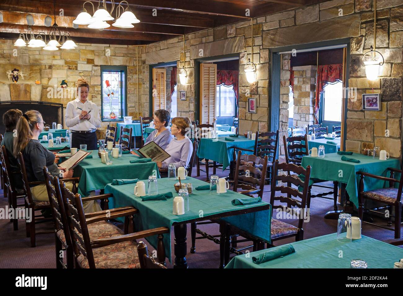 Alabama Lookout Mountain Fort Payne DeSoto State Park, Lodge Mountain Inn Restaurant im Inneren Gäste, Kellnerin Schreiben Bestellungen Frühstück Stockfoto
