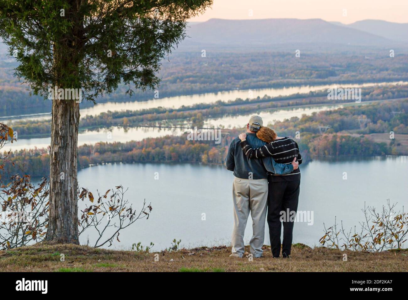 Alabama Sand Mountain Pisgah Gorham's Bluff Lodge, Paar Mann Frau Frau beim Betrachten des Tennessee River, Stockfoto