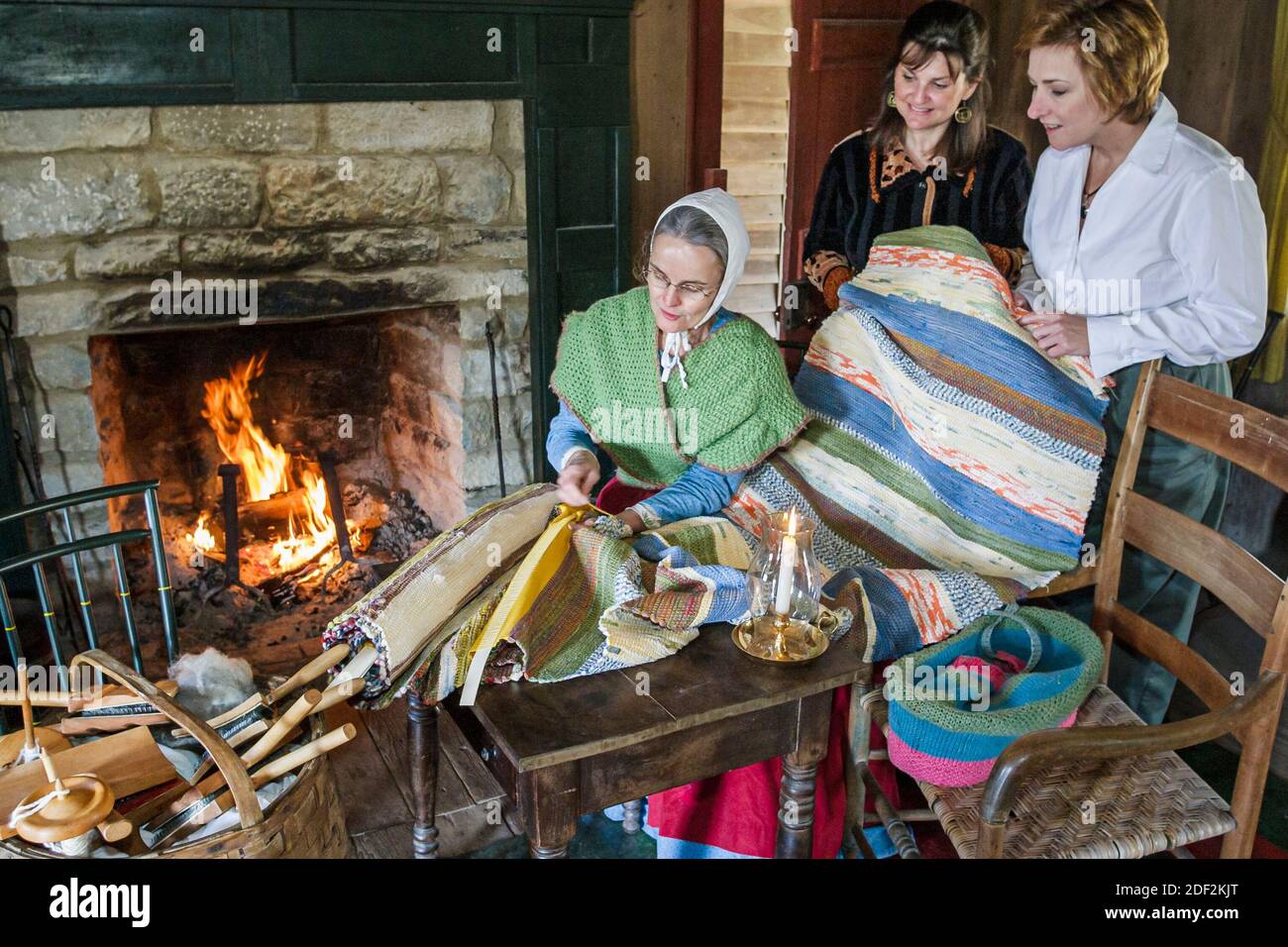 Huntsville Alabama, Burritt on the Mountain Museum Park, historische Ausstellungen aus dem 19. Jahrhundert im ländlichen Farmleben, weibliche Führerin, die per trägt Stockfoto