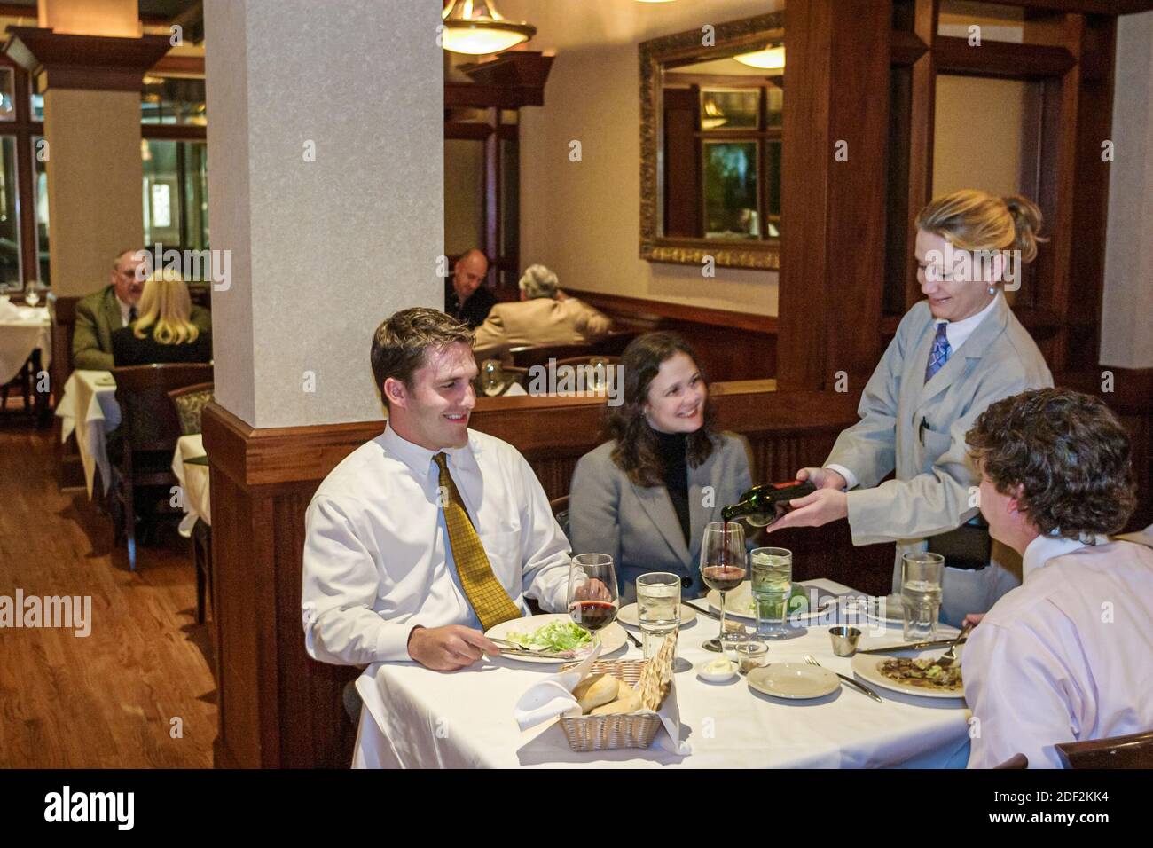 Huntsville Alabama, Pauli's Chophouse Restaurant, Kellnerin gießt Wein Mann Frau weibliches Paar Esstisch innen, Stockfoto
