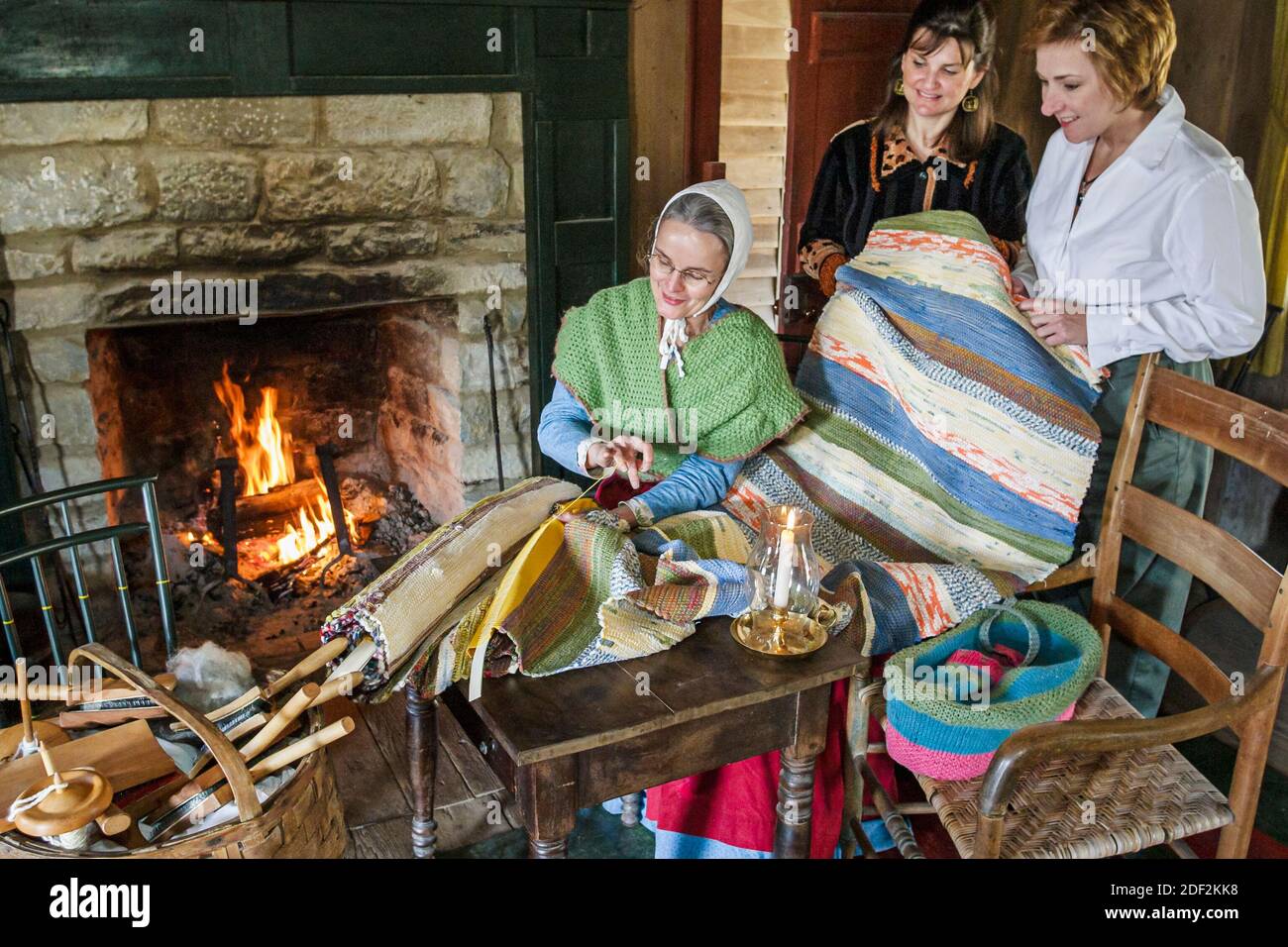 Huntsville Alabama, Burritt on the Mountain Museum Park, historische Ausstellungen aus dem 19. Jahrhundert im ländlichen Farmleben, weibliche Führerin, die per trägt Stockfoto