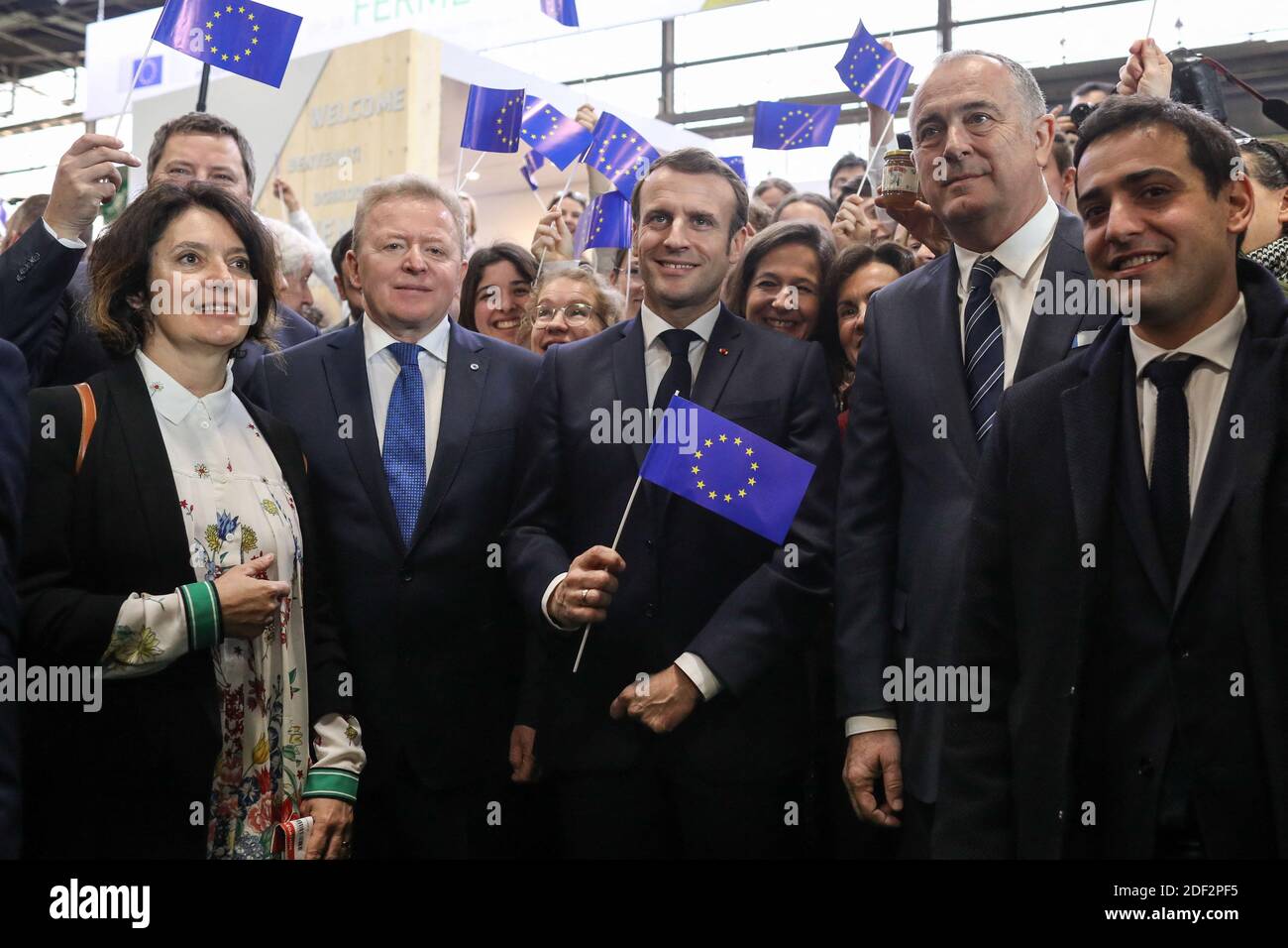 Der französische Präsident Emmanuel Macron besucht am 22. Februar 2020 gemeinsam mit dem EU-kommissar für Landwirtschaft und ländliche Entwicklung, Janusz Wojciechowski, die 57. Internationale Landwirtschaftsmesse (Salon international de l'Agriculture) im Ausstellungszentrum Porte de Versailles in Paris. Foto von Stephane Lemouton/Pool/ABACAPRESS.COM Stockfoto