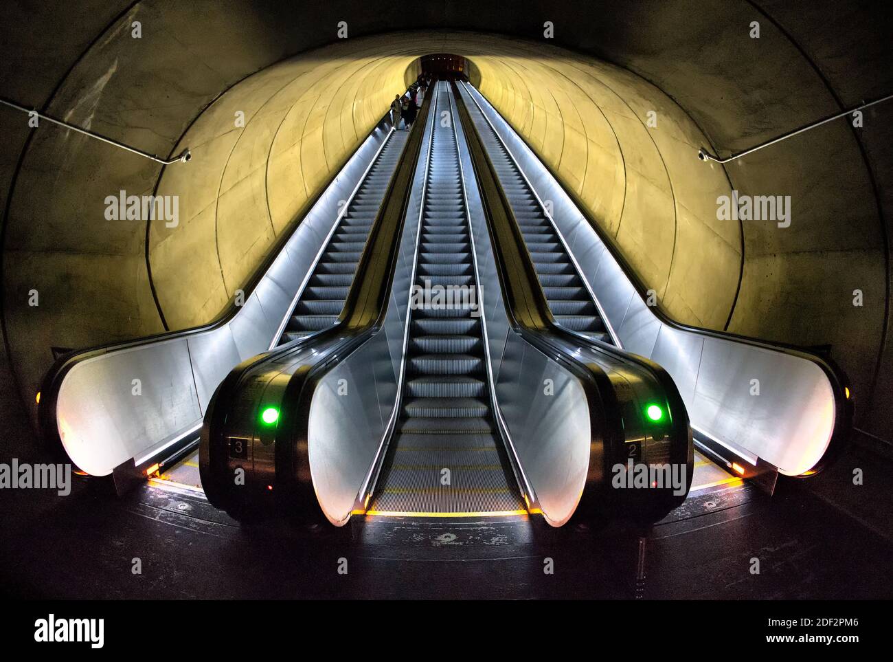 Die Dupont Circle Metro Station Rolltreppe ist 188'10' lang, fährt mit 90 Fuß pro Minute und transportieren Sie in einem 30-Grad-Winkel. Über 700,000 Personen U Stockfoto