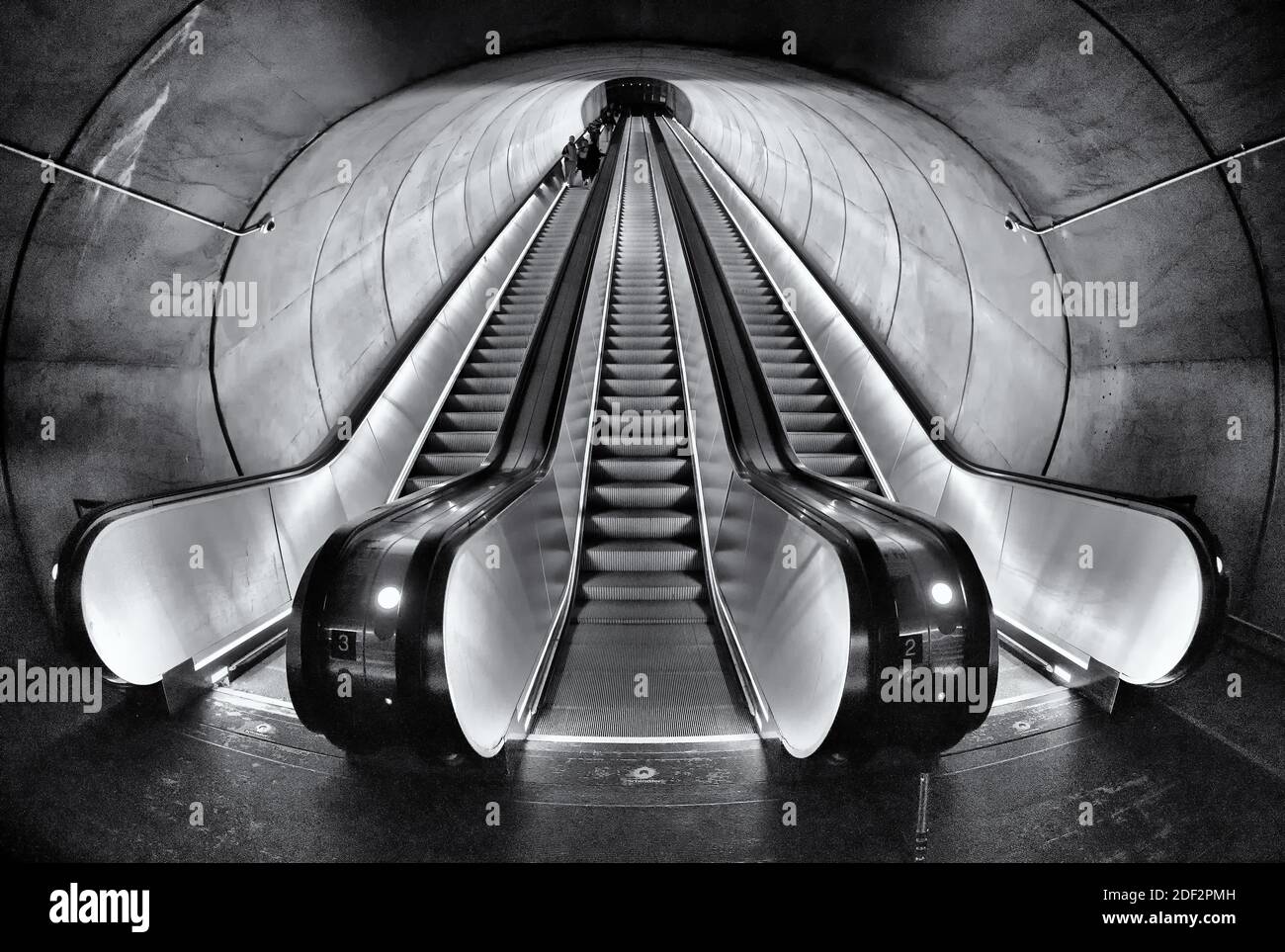 Die Dupont Circle Metro Station Rolltreppe ist 188'10' lang, fährt mit 90 Fuß pro Minute und transportieren Sie in einem 30-Grad-Winkel. Über 700,000 Personen U Stockfoto
