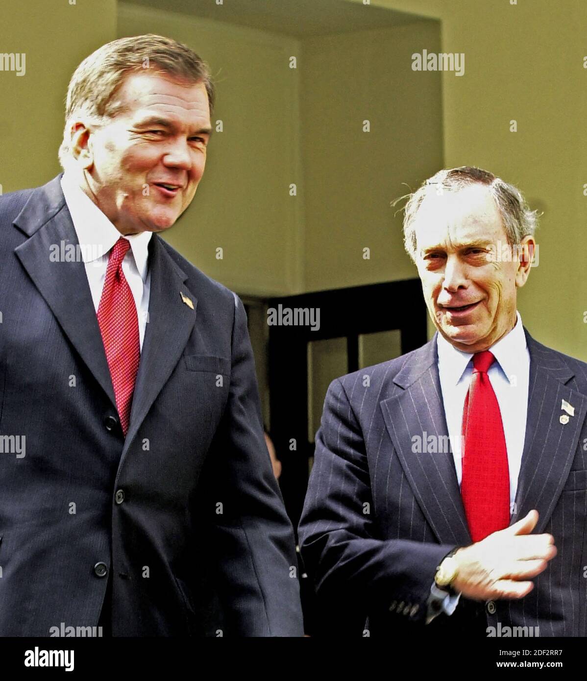 Der Bürgermeister von New York, Michael Bloomberg, und der US-amerikanische Minister für innere Sicherheit, Tom Ridge, treffen am 19. März 2003 Reporter im Weißen Haus in Washington nach ihrem Treffen im Oval Office mit Präsident Bush. Foto von Ron Sachs / CNP/ABACAPRESS.COM Stockfoto