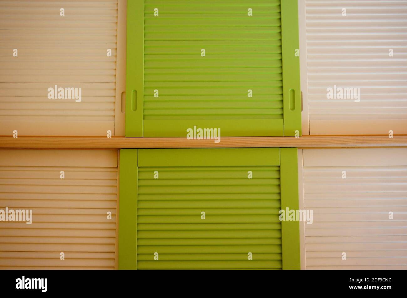 Eine Nahaufnahme von grünen und weißen Holzschranktüren Stockfoto