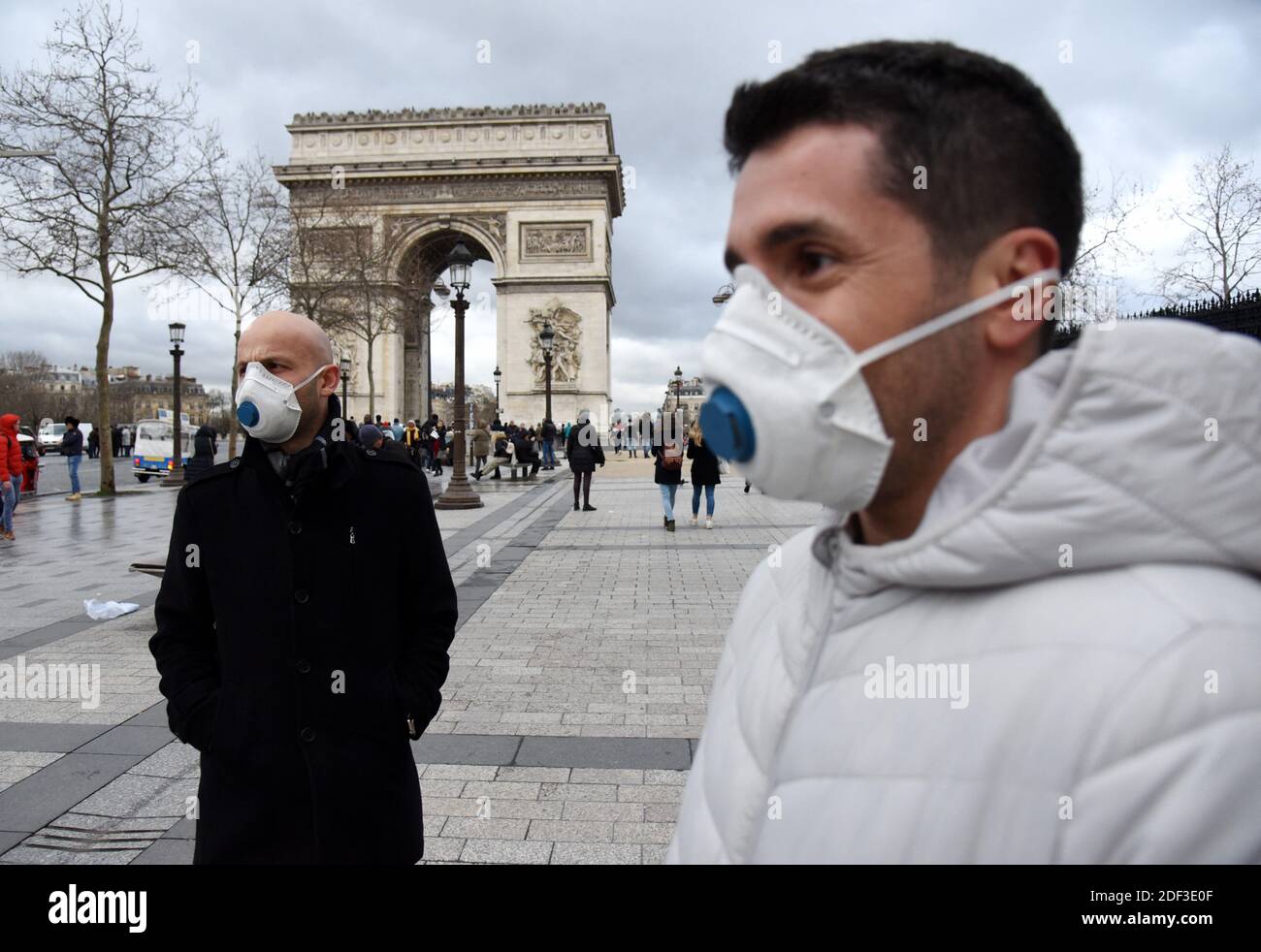 Touristen tragen Schutzmasken, um die Übertragung des Coronavirus zu vermeiden, während sie am 2. März 2020 in Paris, Frankreich, die Champs Elysees schlendern. Die Zahl der Coronavirus-Fälle in Frankreich stieg am Montag weiter an, da die Gesundheitsbehörden seit Ausbruch des Ausbruchs im Januar 191 Fälle meldeten. Die Behörden sagten auch, dass eine 89-jährige Frau in einem Krankenhaus in Compiegne in Nordfrankreich gestorben sei. Damit beläuft sich die Gesamtzahl der Todesfälle in Frankreich auf drei. Ein älterer chinesischer Tourist und ein 60-jähriger französischer Lehrer aus der Compiegne-Gegend waren die ersten beiden Todesopfer. Foto von Alain Apaydin/ABACAORESS.COM Stockfoto