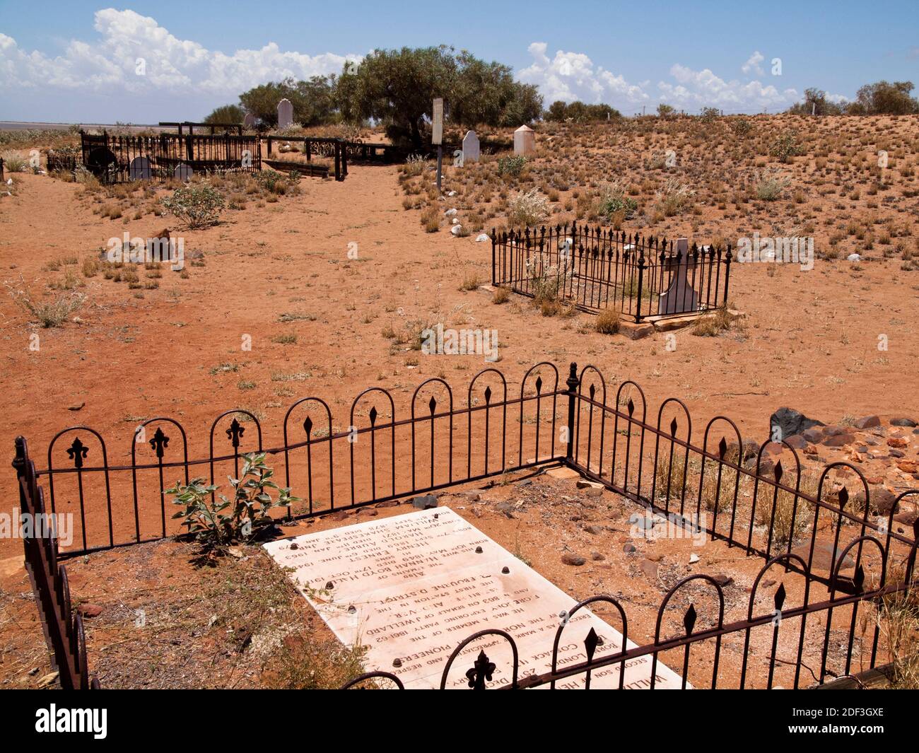 Verlassene Gräber auf Kosakenfriedhof, Region Pilbara, Westaustralien. Stockfoto