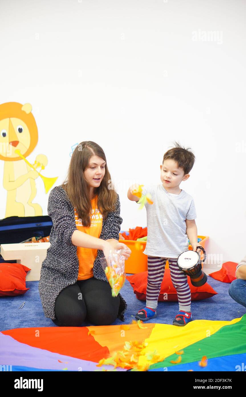 Eltern und Kinder, die Musikunterricht in einem Klassenzimmer haben. Stockfoto