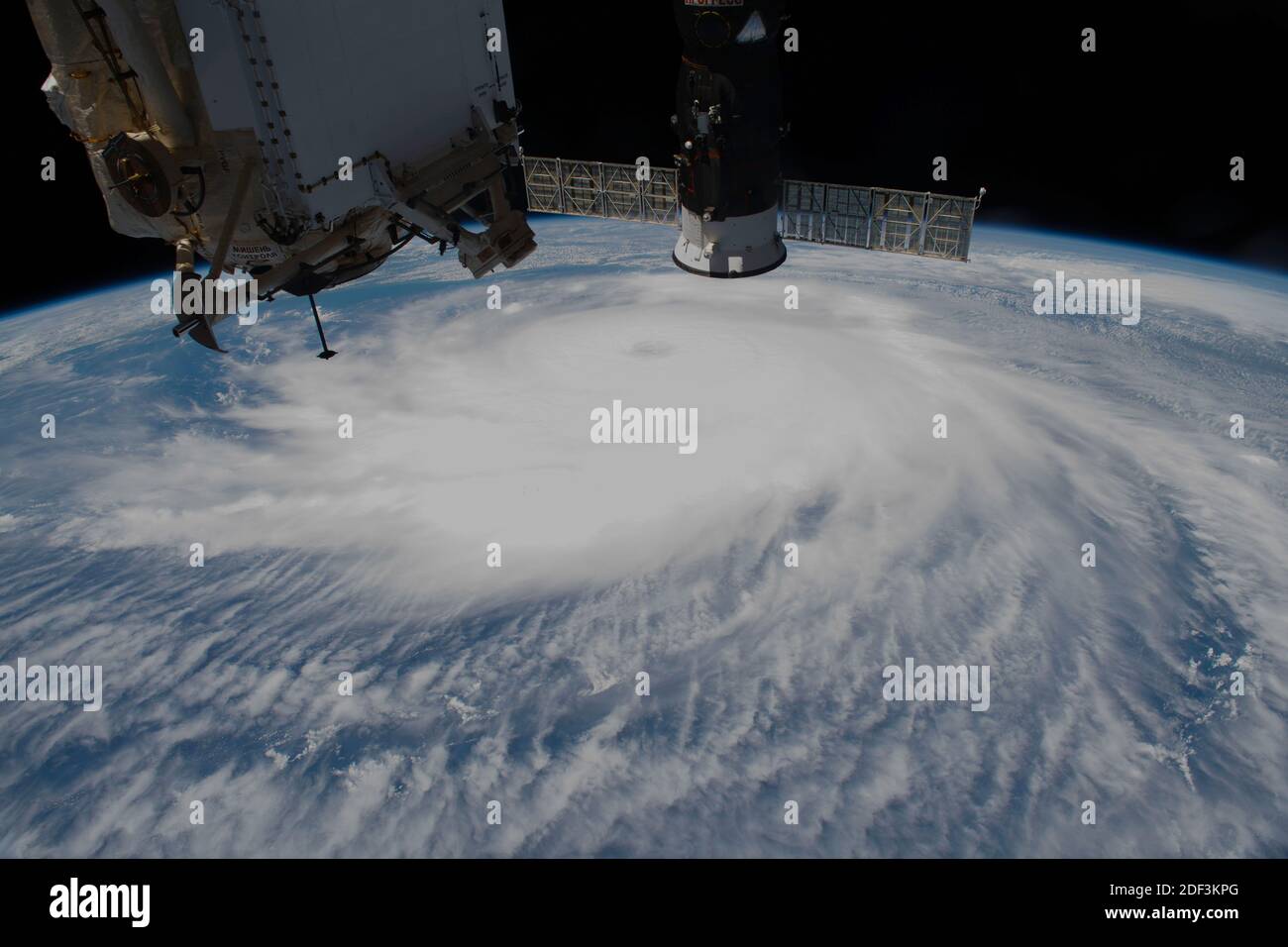 TEXAS, USA - 26. August 2020 - Hurrikan Laura wird am Mittwochnachmittag vor der Küste der Texas-Louisiana-Grenze als International Space S dargestellt Stockfoto