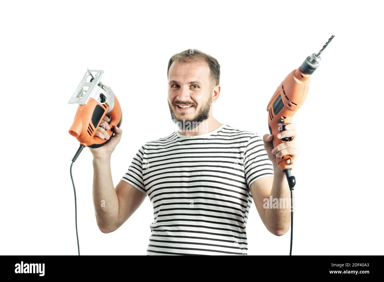 Porträt von Handwerker hält orange Bohrer und elektrische Puzzle isoliert auf weiß. Stockfoto
