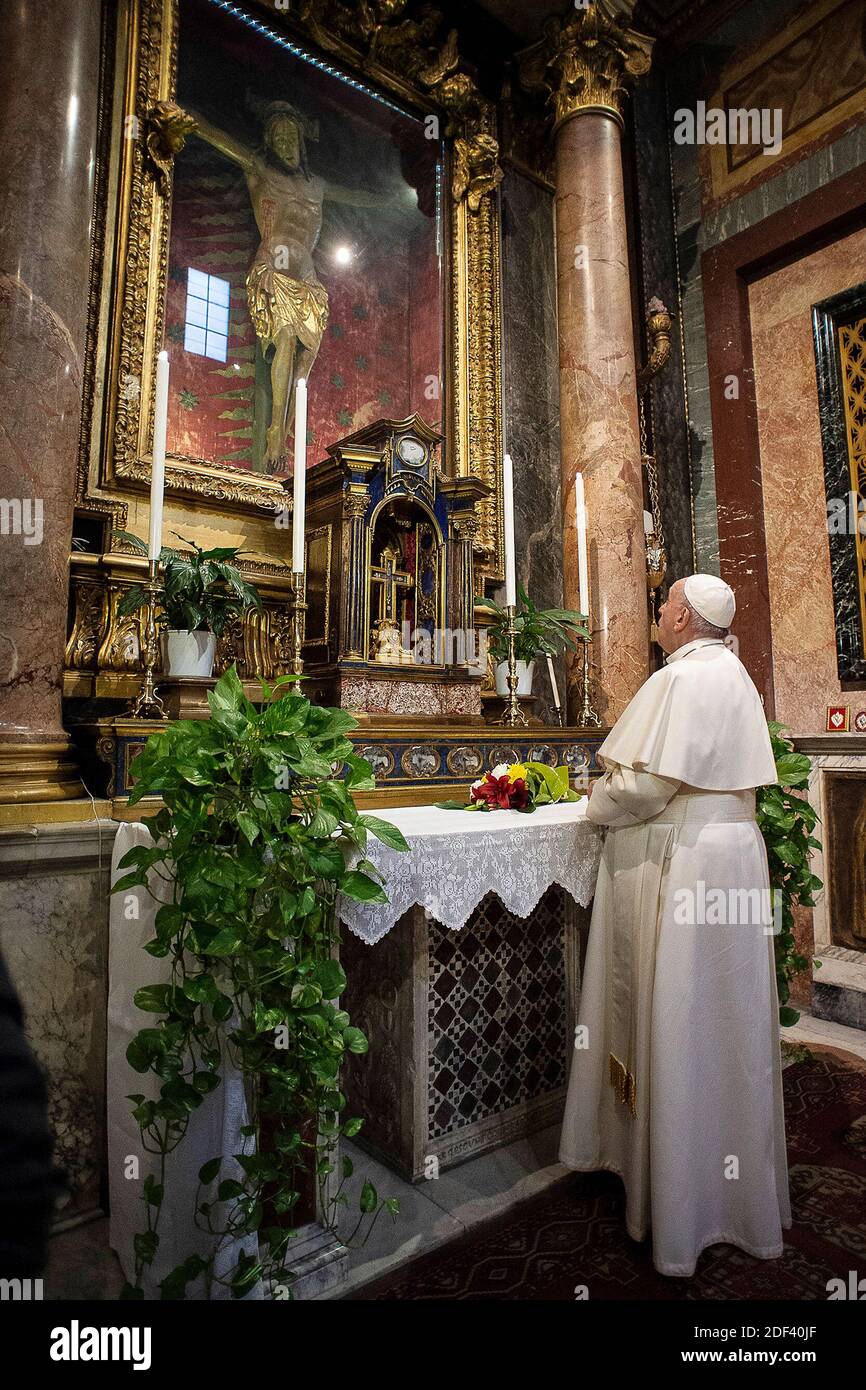 Papst Franziskus betet vor dem wundersamen Kruzifix, einem Holzkreuz aus dem 15. Jahrhundert, das Rom 1522 vor einer großen Pest schützte, in der Kirche San Marcello auf dem Corso in Rom, Italien am 15. März 2020. Papst Franziskus verließ den Vatikan am Sonntag, um zwei wichtige Pilgerstätten in Rom zu besuchen, um für die Stadt und die Welt zu beten, inmitten des Covid-19-Coronavirus-Ausbruchs.mit seinem Gebet bat der Heilige Vater um ein Ende der Pandemie, die Italien und die Welt getroffen hat. Er flehte auch die Heilung der vielen Kranken an, erinnerte sich an die zahlreichen Opfer der vergangenen Tage Stockfoto