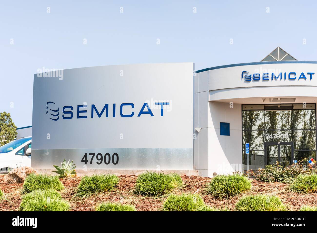 Sep 17, 2020 Fremont / CA / USA - Semicat Logo am Hauptsitz im Silicon Valley; Semicat, Inc. Ist als Lieferant von überholtem Semicon tätig Stockfoto