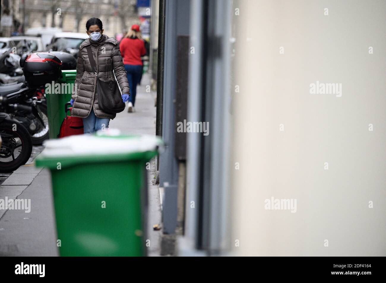 Eine Frau mit Schutzmaske geht in Paris spazieren, während Geschäfte, Schulen geschlossen bleiben und Arbeiter gebeten werden, wenn möglich von zu Hause aus zu arbeiten, Teil der jüngsten Maßnahmen der französischen Regierung gegen den Ausbruch der Coronavirus-Krankheit (COVID-19), Frankreich, 16. März 2020.Foto: Eliot Blondt/ABACAPRESS.COM Stockfoto