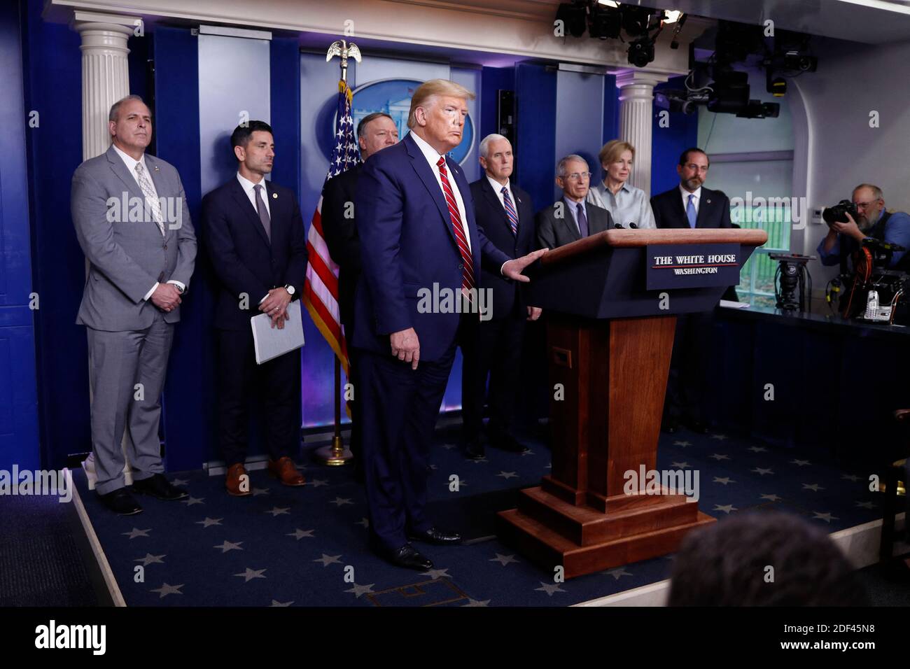 US-Präsident Donald Trump, Mitte, hält während einer Coronavirus Task Force Pressekonferenz im Briefing-Raum des Weißen Hauses in Washington, D.C., USA, am Freitag, 20. März 2020 inne. Amerikaner müssen soziale Distanzierung für mindestens mehrere Wochen üben, um US-Fälle von Covid-19 zu mildern, sagte Anthony S. Fauci von den National Institutes of Health heute. Foto von Al Drago/Pool/ABACAPRESS.COM Stockfoto