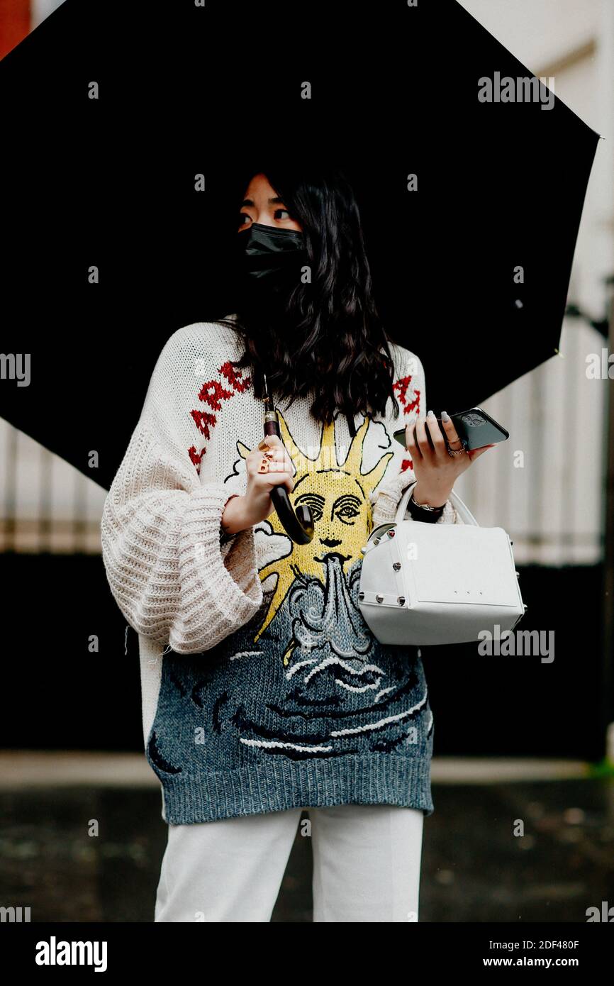 Street style, Yuwei Zhangzou Ankunft in Sacai Herbst Winter 2020-2021 Show, am Gare Montparnasse Parkplatz, Paris, Frankreich, am 2. März 2020 statt. Foto von Marie-Paola Bertrand-Hillion/ABACAPRESS.COM Stockfoto