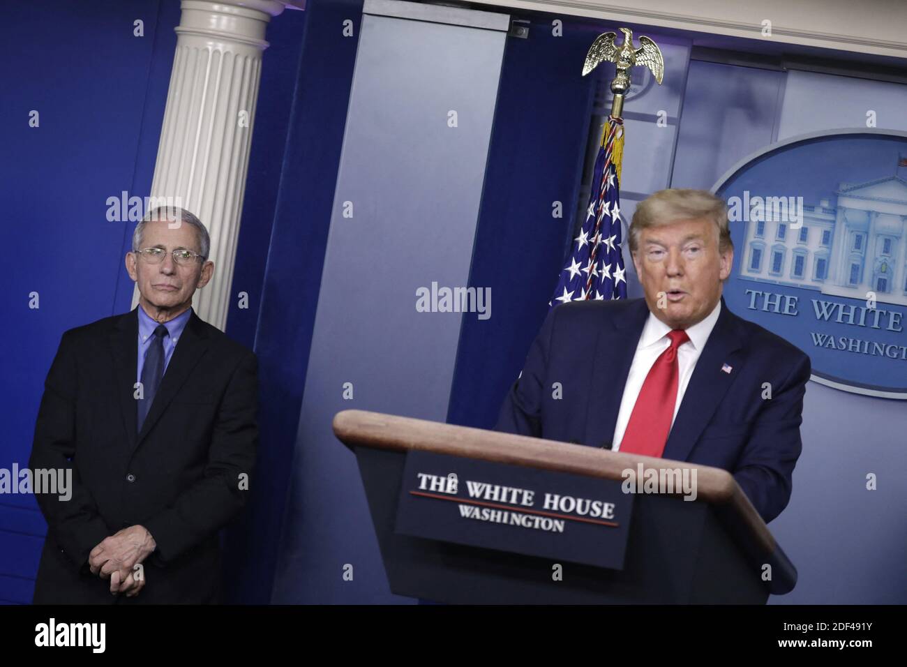 Der Direktor des National Institute of Allergy and Infectious Diseases Dr. Anthony Fauci hört US-Präsident Donald Trump während einer Pressekonferenz zur Coronavirus COVID-19 Pandemie mit Mitgliedern der Coronavirus Task Force im Weißen Haus in Washington am 26. März 2020. Foto von Yuri Gripas/ABACAPRESS.COM Stockfoto