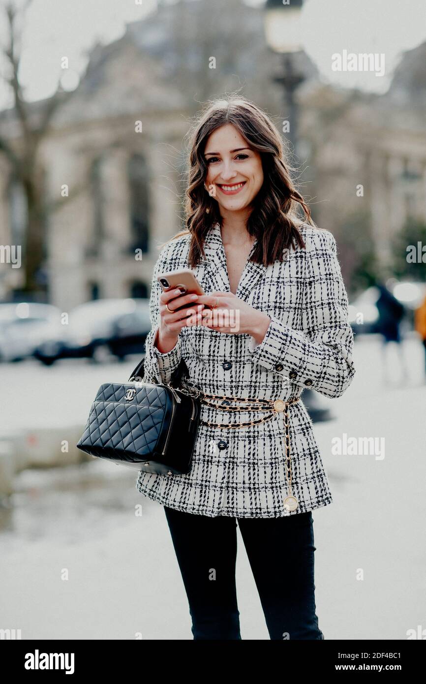 Street Style, Ankunft in Chanel Herbst Winter 2020-2021 Show, im Grand Palais, Paris, Frankreich, am 3. März 2020 statt. Foto von Marie-Paola Bertrand-Hillion/ABACAPRESS.COM Stockfoto