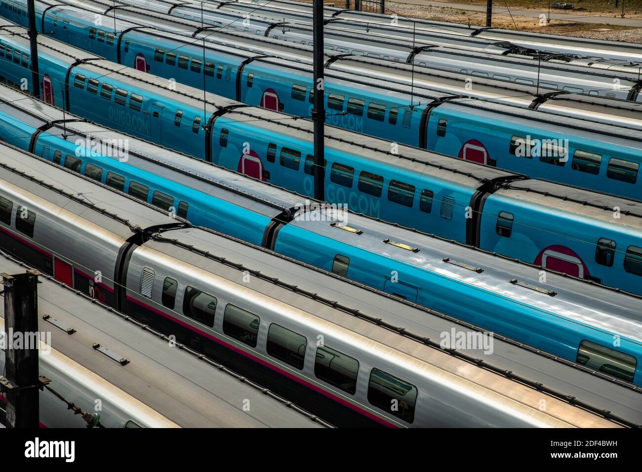 Französische Fernzüge, TGV und Ouigo werden am 31. März 2020 in der Nähe des Gare de Lyon in Paris, Frankreich, geparkt, da Frankreich die Fernzüge von Zug, Bus und Flugzeug auf seinem Gebiet reduzierte, um die Ausbreitung des Coronavirus zu begrenzen. Foto von Christophe Geyres/ABACAPRESS.COM Stockfoto