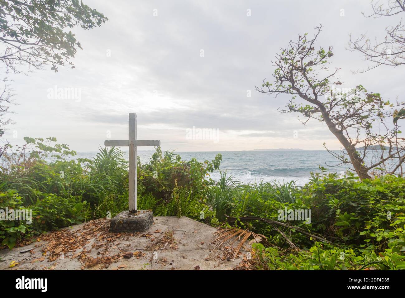 Zementkreuz mit Blick auf das Meer in El Nido, Palawan Stockfoto