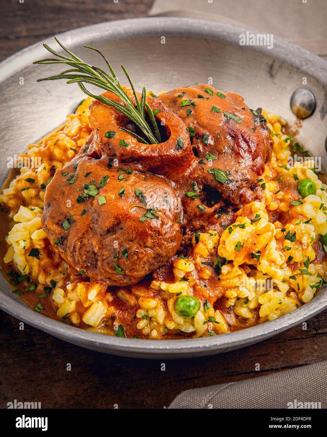 Kalbfleisch Ossobuco mit Safranrisotto Stockfoto