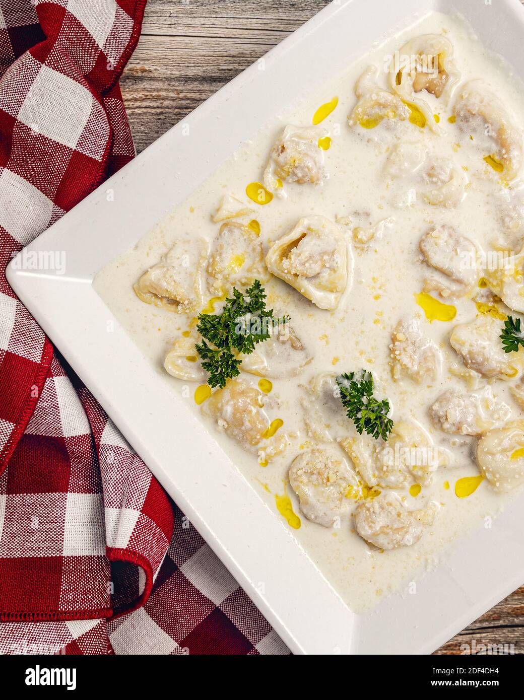 Tortellini mit Huhn und Parmaschinken Stockfoto