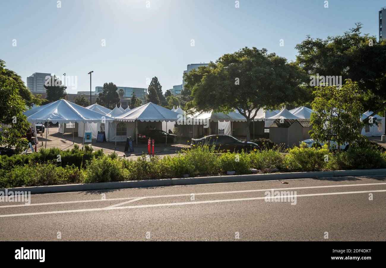 Auf dem Parkplatz des Krankenhauses werden Zelte zur Behandlung von Covid aufgestellt Patienten Stockfoto