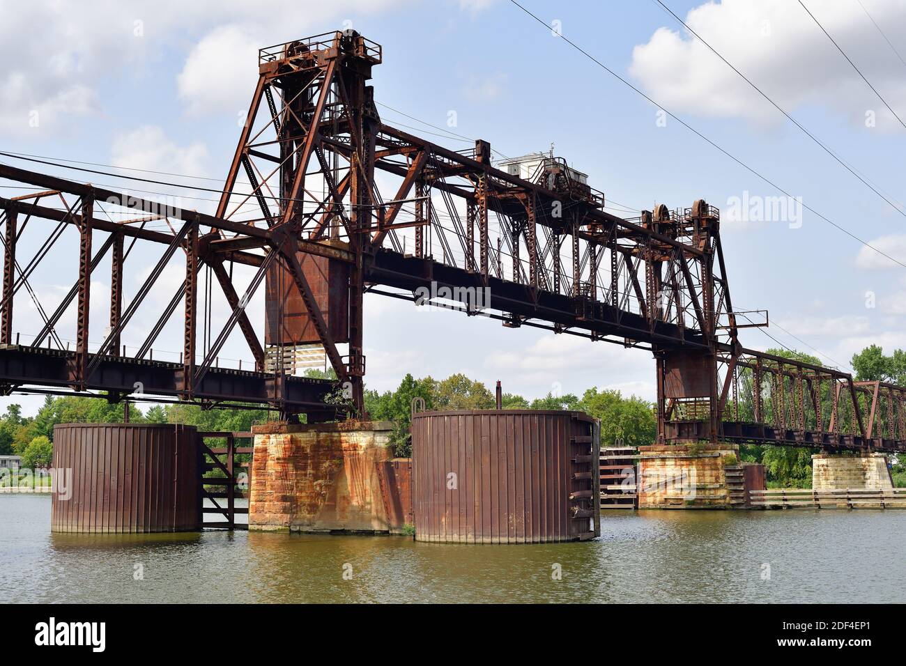 Ottawa, Illinois, USA. Eine Eisenbahnbrücke über den Illinois River in Ottawa, Illinois. Stockfoto