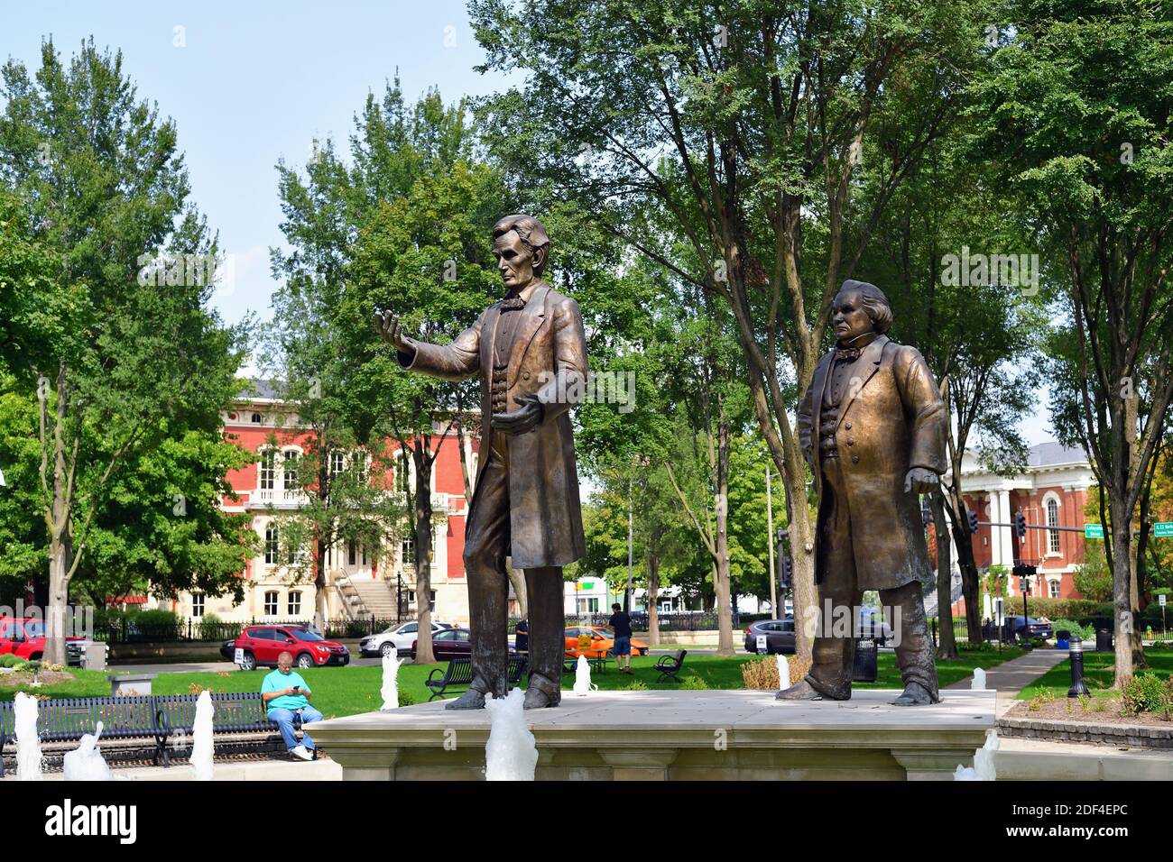 Ottawa, Illinois, USA. Statuen von Abraham Lincoln und Stephen Douglas zieren ein Podium im historischen Washington Square Park in Ottawa. Stockfoto