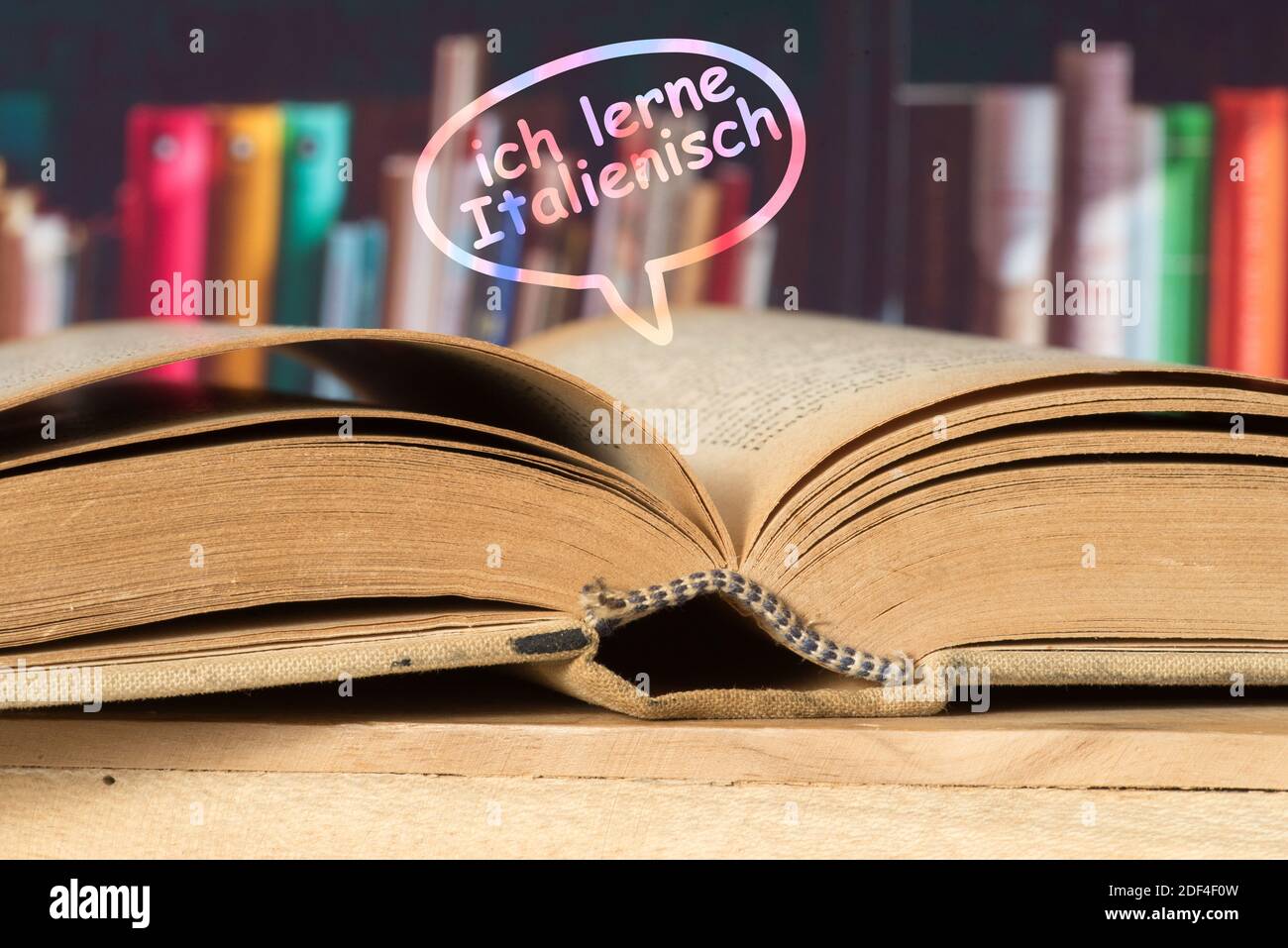 Eine Buch- und Sprechblase mit dem Text, den ich lerne Italienisch Stockfoto