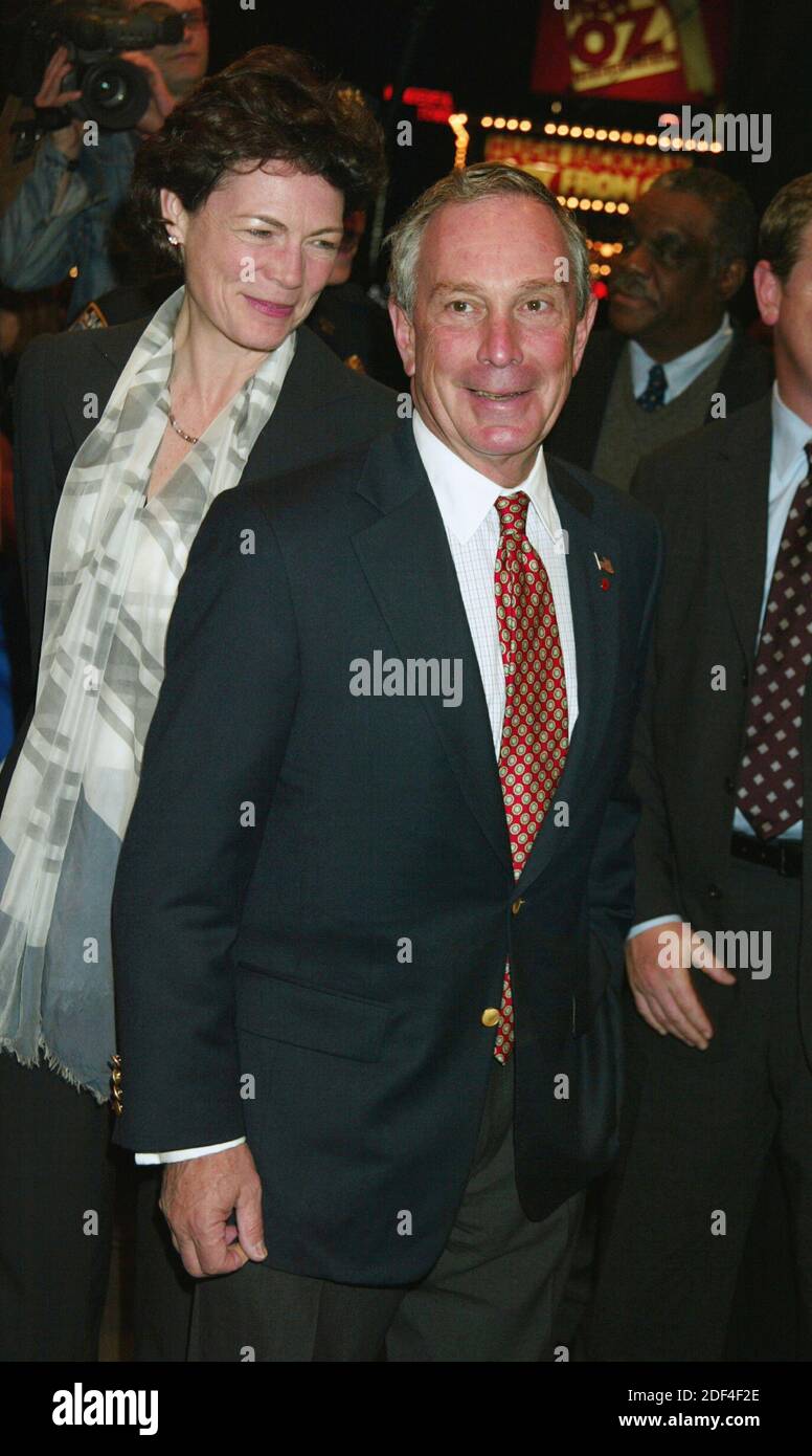 Bürgermeister Michael Bloomberg und Diana Taylor bei der Eröffnungsnacht von "Cat on a Hot Tin Roof" im Music Box Theater in New York City am 2. November 2003. Foto: Henry McGee/MediaPunch Stockfoto