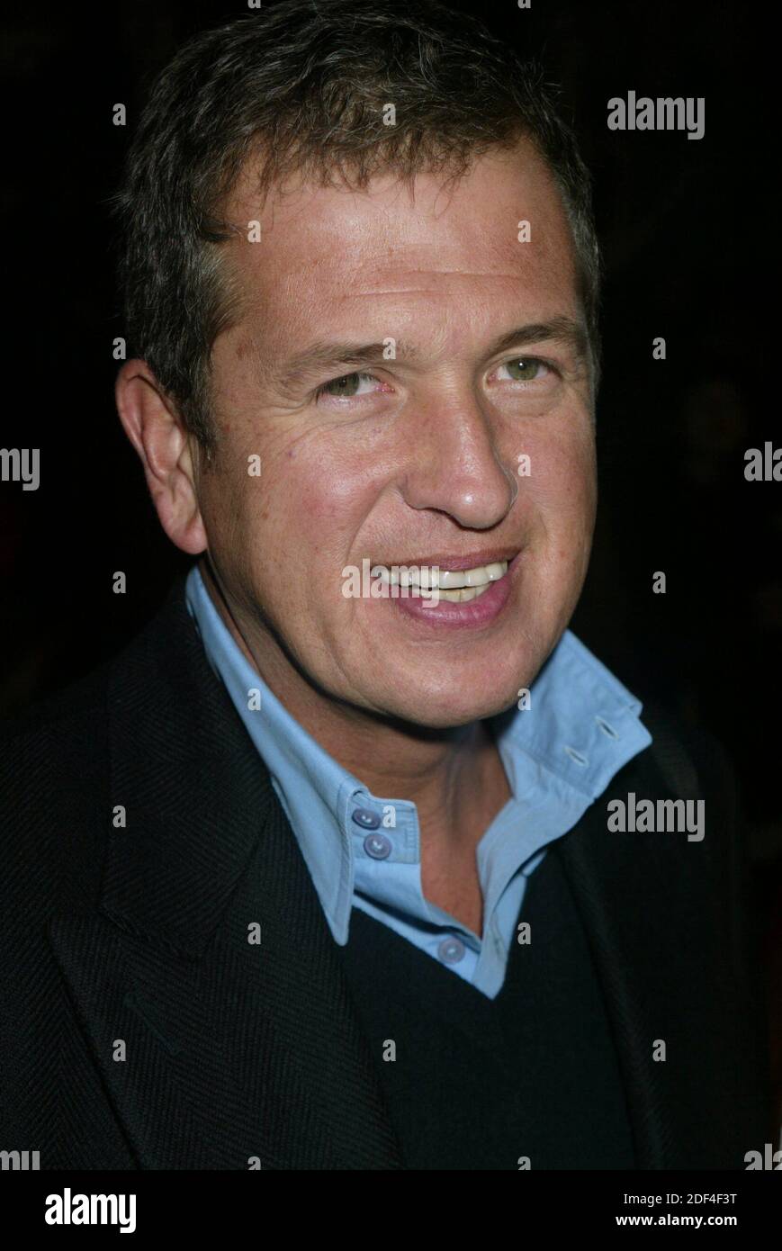 Mario Testino bei Marc Jacobs Ausstellung der Herbst Collection im NY State Armory in New York City am 10. Februar 2003. Foto: Henry McGee/MediaPunch Stockfoto