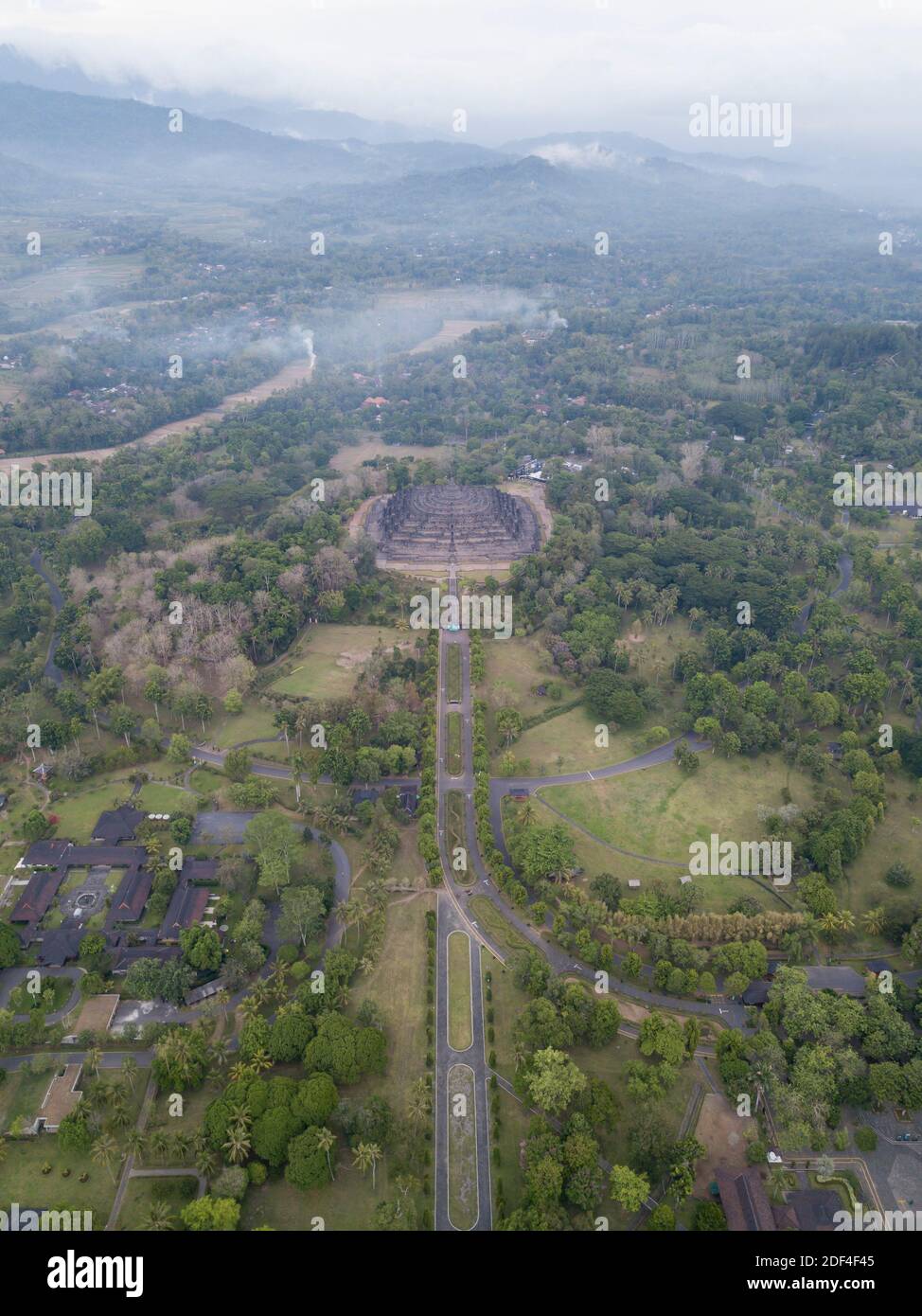 Luftaufnahme des Borobudur-Tempels, Yogyakarta. Der größte buddhistische Tempel in Indonesien. Religiöse und historische Reiseziele Stockfoto