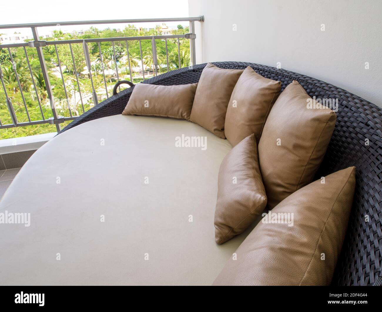 Wasserdichter Kissenbezug und Matratzenbezug der Outdoor-Liege am Balkon  Stockfotografie - Alamy