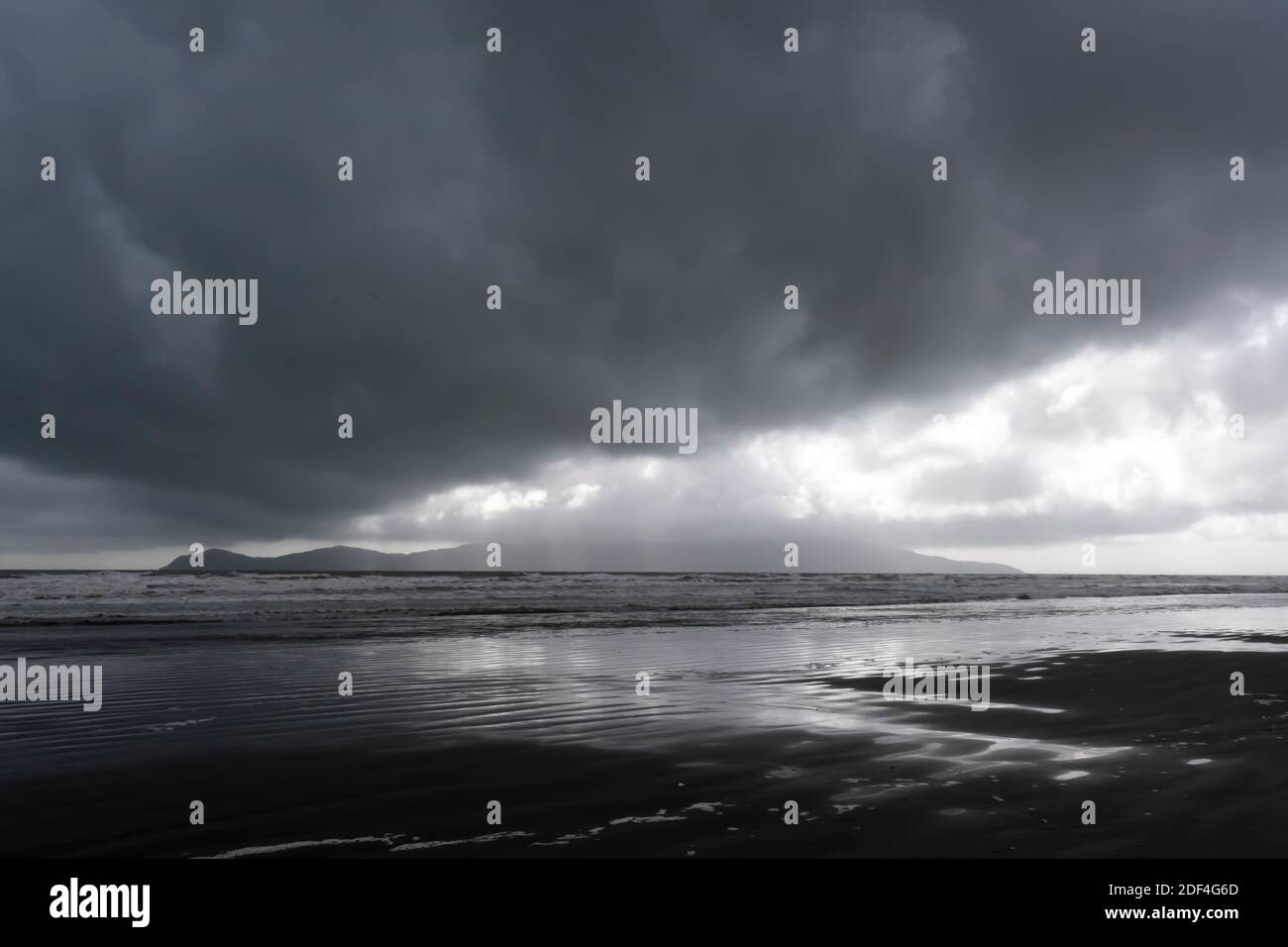 Sturmwolken über Kapiti Island, Paekakariki, Kapiti, North Island, Neuseeland Stockfoto