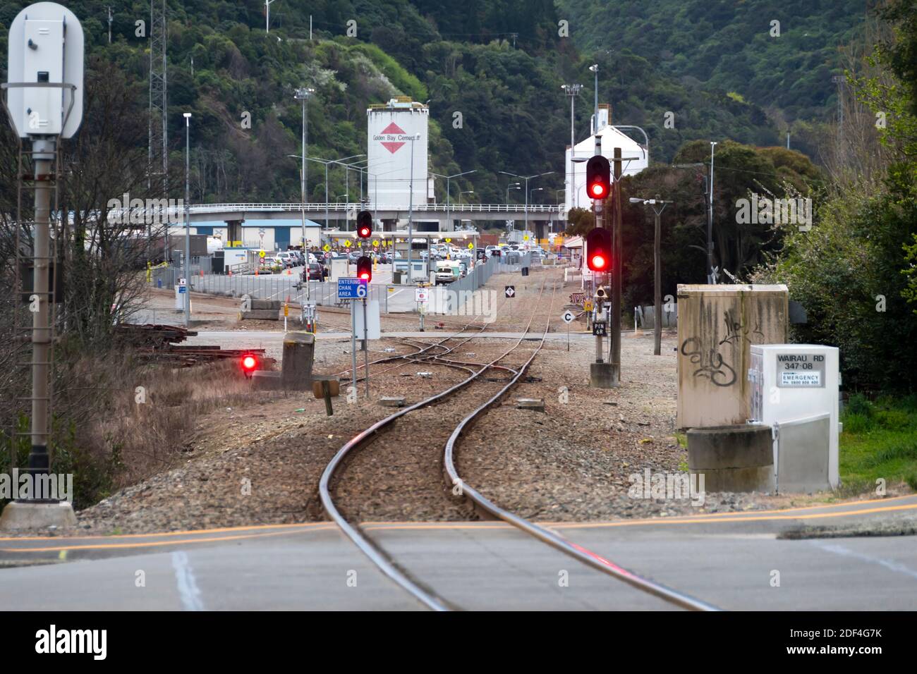 Bahnlinie und rote Signale, Picton, Marlborough, South Island, Neuseeland Stockfoto
