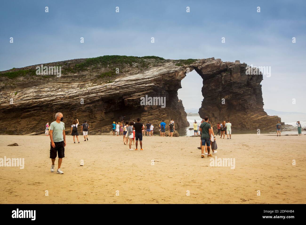 Ribadeo, Lugo, Galicien - 23. Juli 2020: Strand der Kathedralen. Ebbe im Sommer mit Touristen während der Covid-19 Pandemie Stockfoto