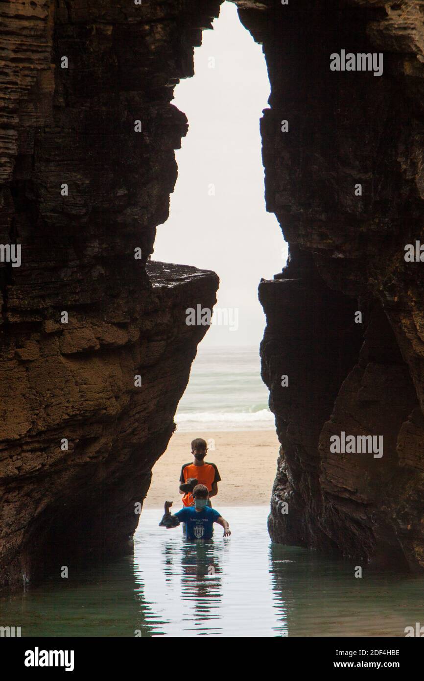 Ribadeo, Lugo, Galicien - 23. Juli 2020: Strand der Kathedralen. Ebbe im Sommer mit Touristen während der Covid-19 Pandemie Stockfoto