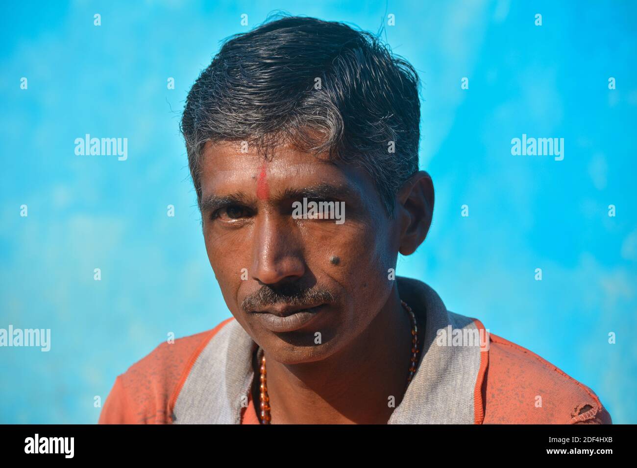 TIKAMGARH, MADHYA PRADESH, INDIEN - 24. NOVEMBER 2020: Porträt eines unbekannten Indianers in ihrem Dorf. Stockfoto
