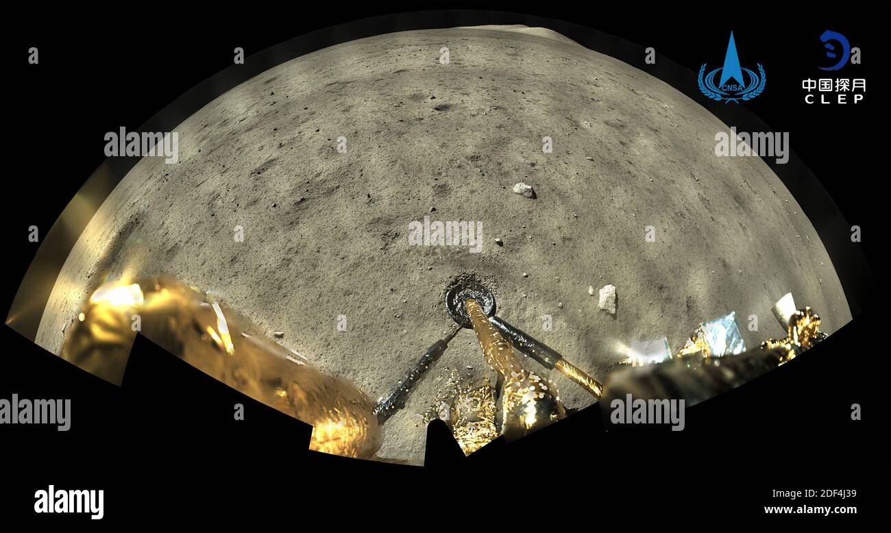 (201203) -- PEKING, 3. Dezember 2020 (Xinhua) -- Foto der China National Space Administration (CNSA) zeigt ein Bild, das von der Panoramakamera an Bord der Lander-Aufsteiger-Kombination der Chang'e-5-Raumsonde nach der Landung auf dem Mond am 2. Dezember 2020 aufgenommen wurde. Chinas Chang'e-5-Raumschiff landete am späten Dienstag erfolgreich auf der nahen Seite des Mondes und schickte Bilder zurück, teilte die CNSA mit. (CNSA/Handout über Xinhua) Stockfoto