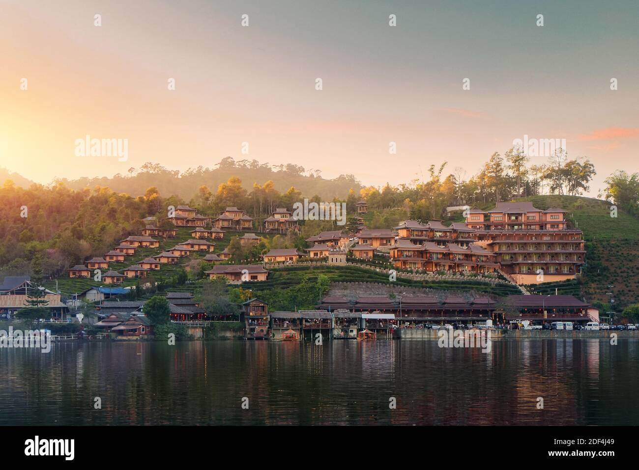 Ban Rak Thai Village ist eine chinesische Siedlung mit See bei Sonnenuntergang in der Provinz Mae Hong Son in der Nähe von Chiangmai, Thailand. Stockfoto